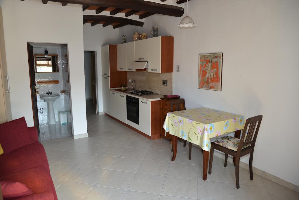Poggio Ferrone Guest House Suvereto Room photo